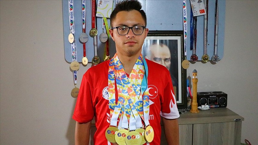 Down sendromlu milli atlet Emirhan'ın dünya şampiyonasındaki büyük başarısı