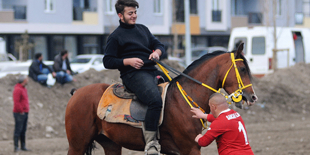 Down sendromlu Selçuk, ciritle rehabilite oluyor