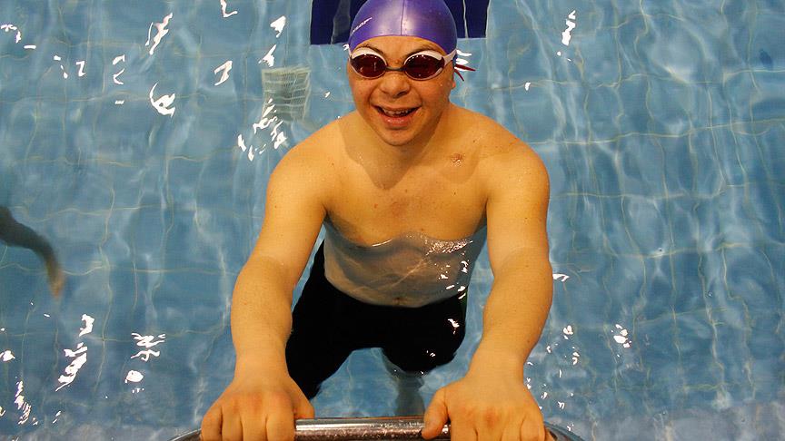 Down sendromlu yüzücü Suriyeliler için kulaç atacak