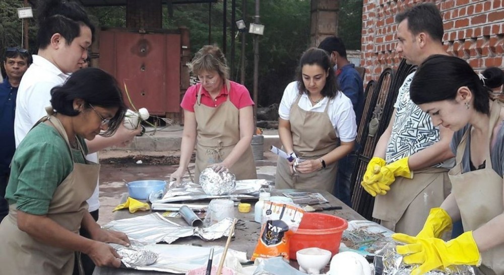 DPÜ’lü iki öğretim üyesi Hindistan’da seramik sempozyumuna katıldı 