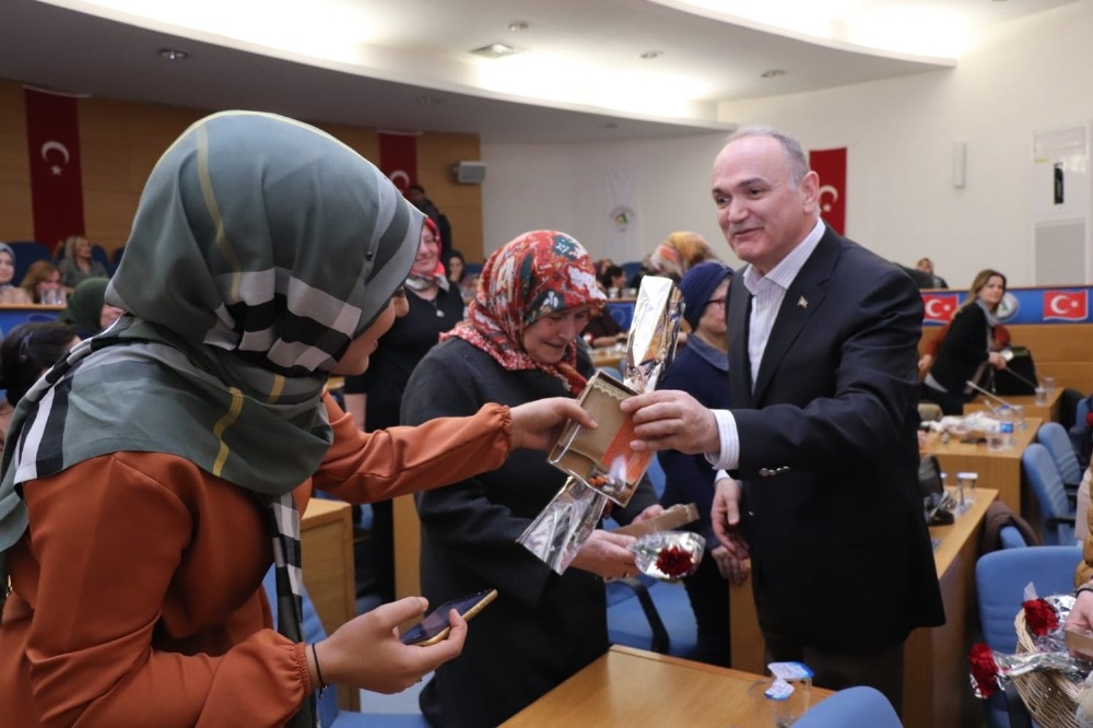 Dr. Özlü, kadınların günlerini hediyeler ile kutladı 