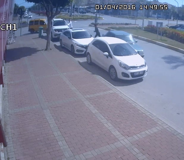 Drift atan ehliyetsiz genç, polisi görünce kontak anahtarını bile almadan aracı bırakıp kaçtı 