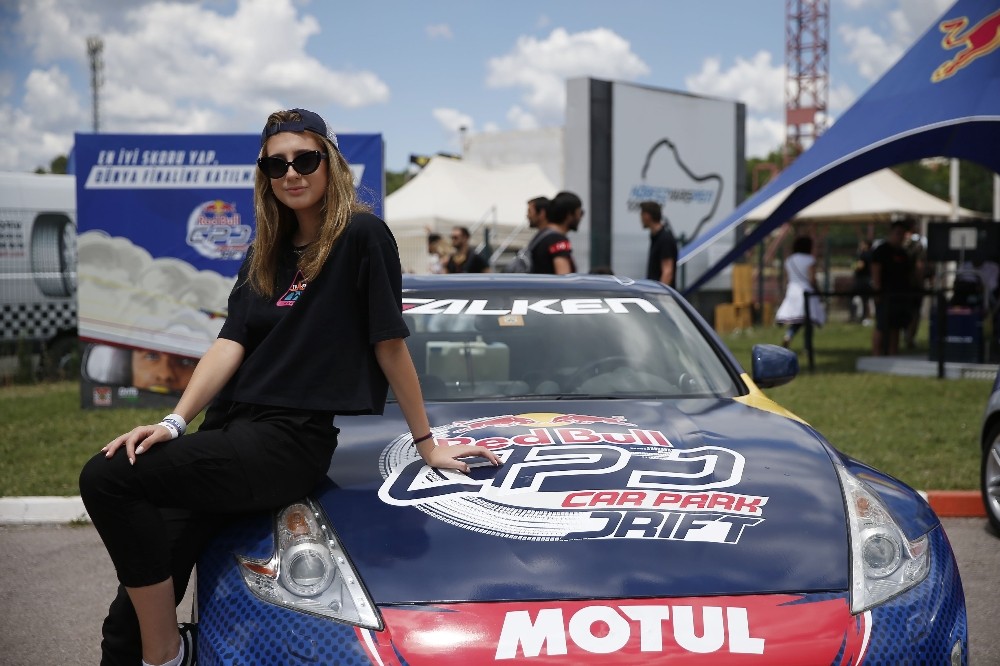 Driftçiler Red Bull Car Park Drift’te asfaltı ağlattı 