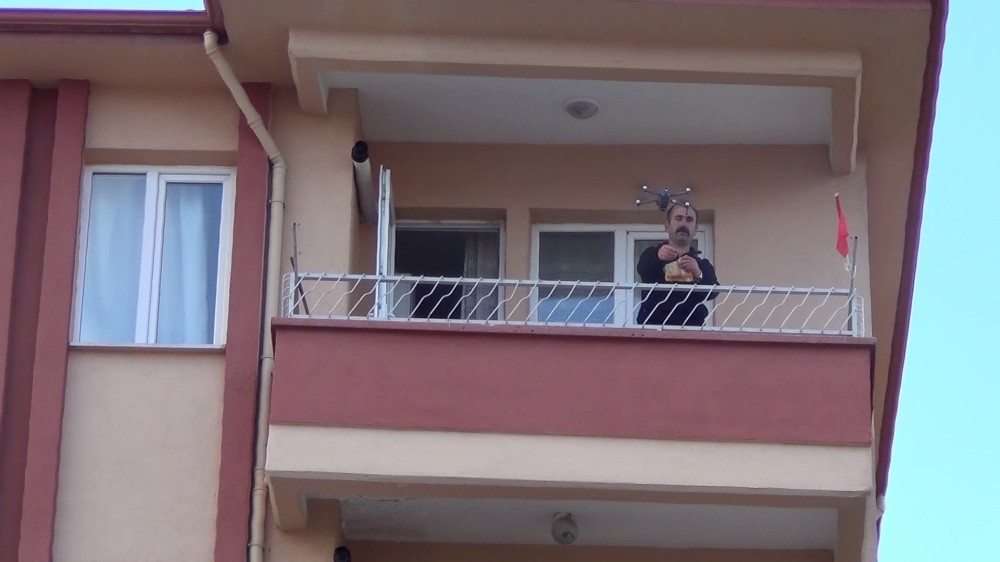 Drone ile “bayram şekeri” ikramı 