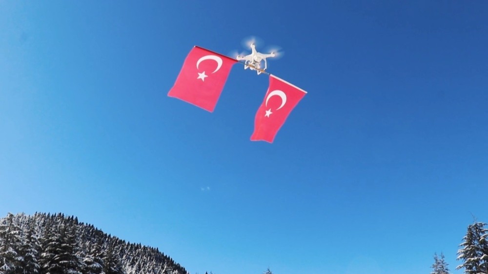 Drone ile Türk bayrağını gökyüzünde dalgalandırdı 