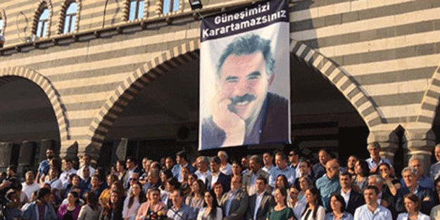 DTK Toplantısına baskın, polis o posteri indirdi