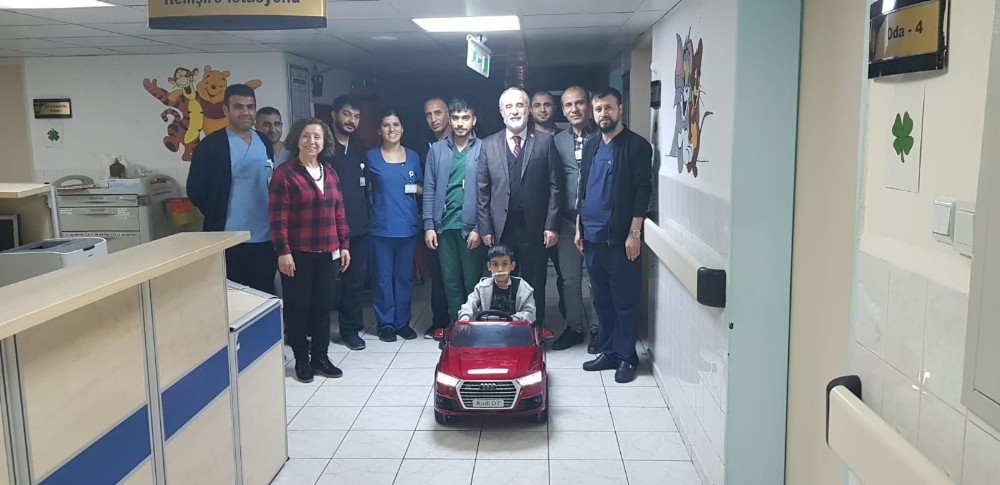 DÜ Hastaneleri Başhekimi Kadiroğlu, yeni yıla hastanede hasta, hasta yakını ve çalışanlarla girdi 