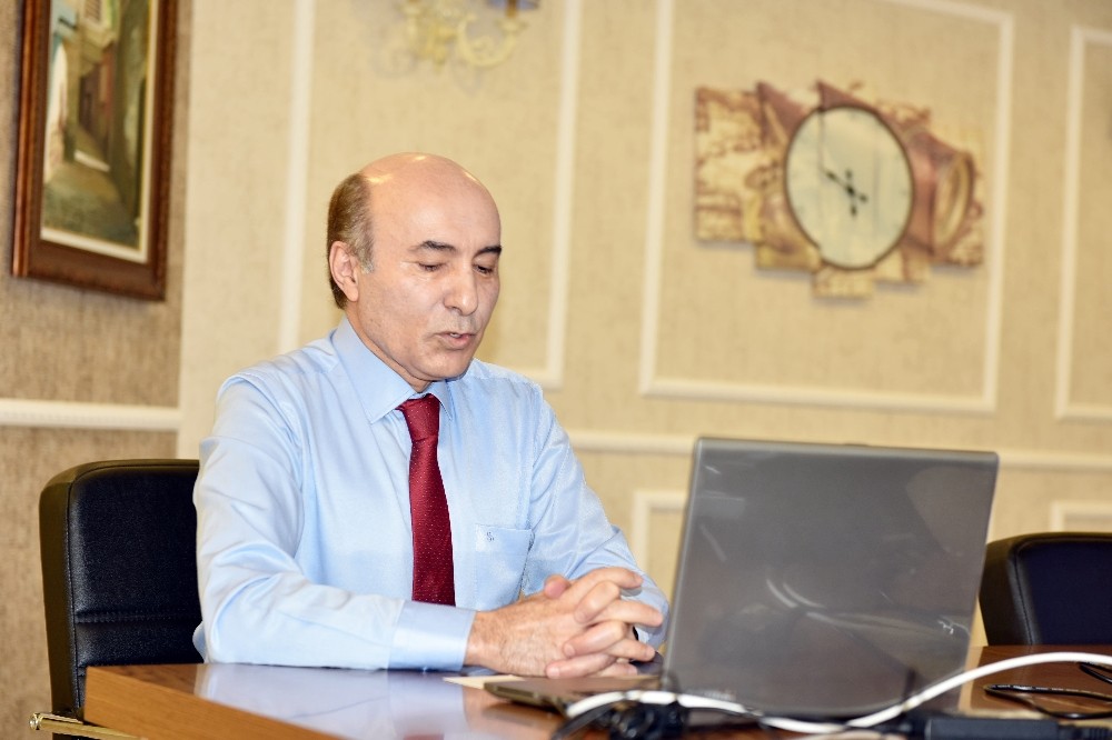 DÜ Rektörü Gül online olarak öğrencilerle sohbet etti 