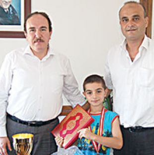 Duaları ezberledi kupasını aldı