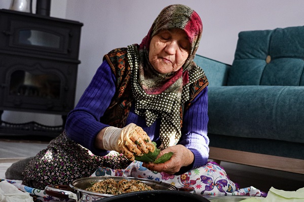 Dualarla sarma sardı! Zülfiye Nine, Cumhurbaşkanı Erdoğan'ı bekliyor