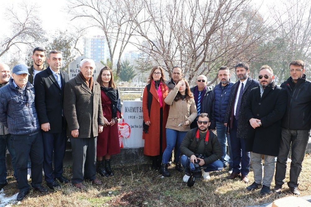 Duayen gazeteci Mahmut Sabah kabri başında anıldı 