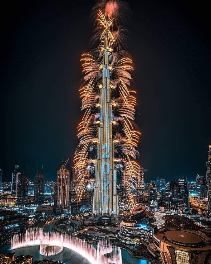 Dubai yeni yılı havai fişek ve ışık gösterisiyle karşıladı 