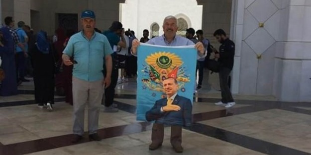 Erdoğan posterini açan Türkler gözaltına alındı