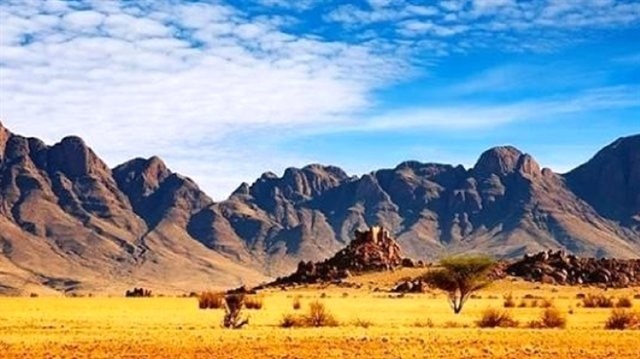 Dubai'de yağmur için suni dağ inşası