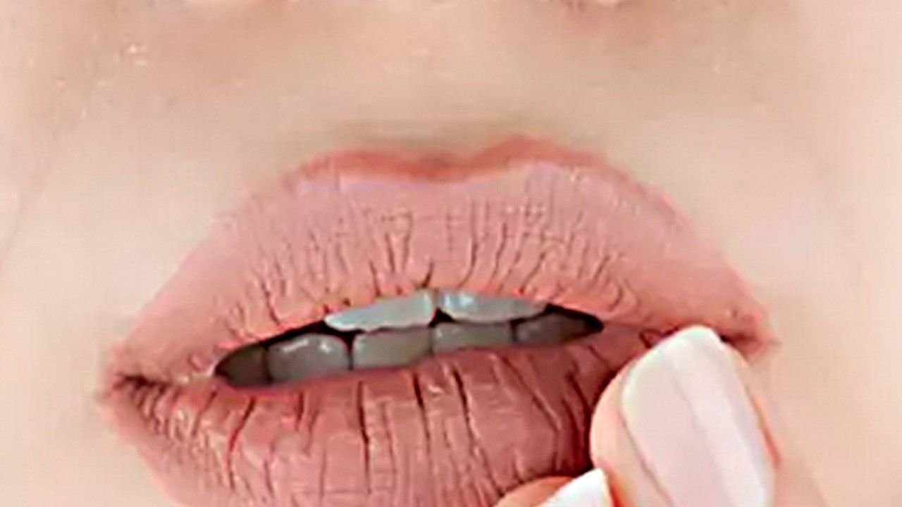 Uzmanlar dudakları korumuyor, kurutuyor diyor Yaygın lip balm hata