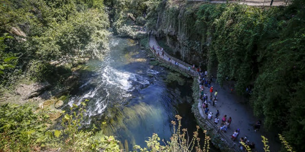 Düden Şelalesi'ne ziyaretçi akını