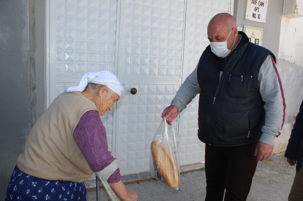 Düğerek’te yaşlıların evlerine gıda hizmeti 