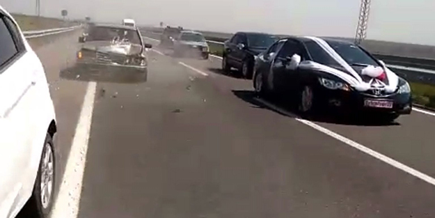 Düğün konvoyunda feci kaza!