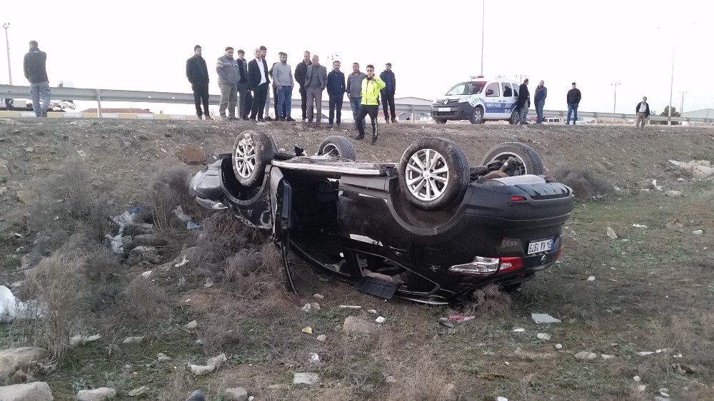 Düğün konvoyunda otomobil takla attı: 2 yaralı 