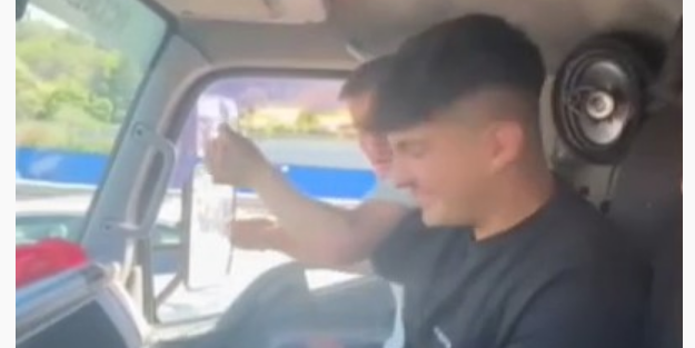 Düğün konvoyunu gören gençler heyecanla gelin arabasının yanına koştu