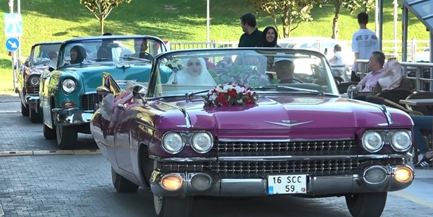 Düğün konvoyunu görenler dönüp bir daha baktı