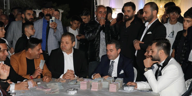 Düğün salonu değil sanki banka! Bu düğüne para sayma makinesi lazım