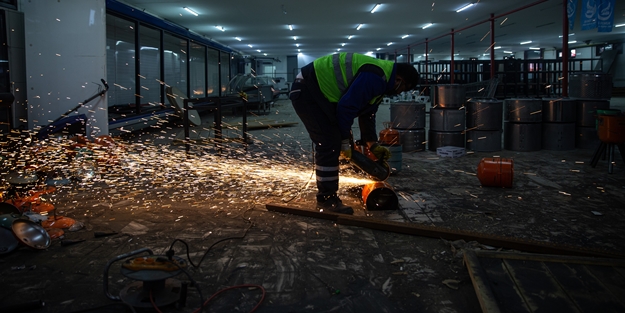 Düğün salonunda depremzedeler için çadır ve soba üretimi