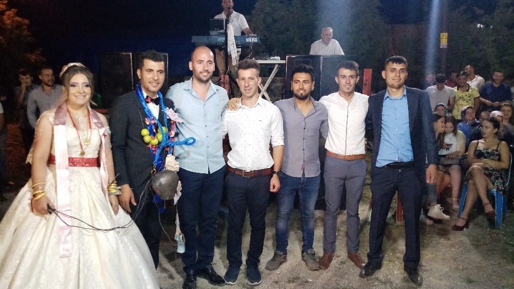 Düğünde gülümseten anlar: Damada öküz çanı, yular ve kelepçe taktılar 