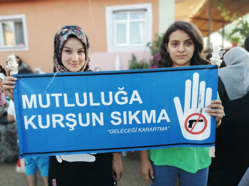 Düğünde kadına şiddete dikkat çektiler 