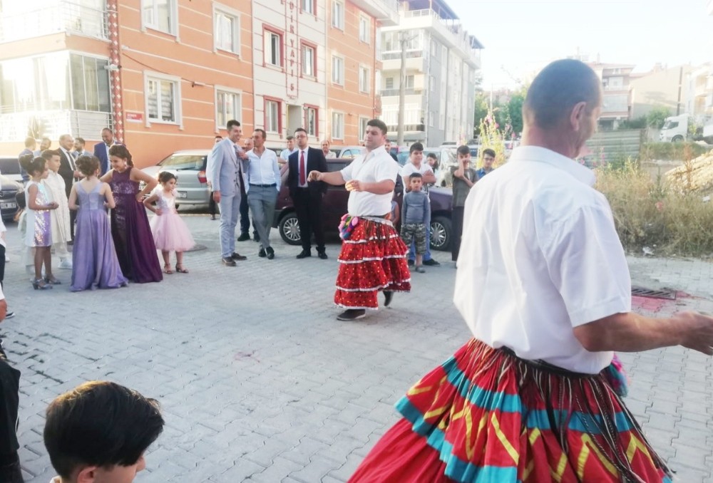 Düğünde köçek oyununa ilgi 