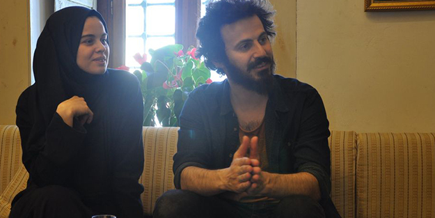 Düğün takıları ile uzun metraj film çektiler. Balayı yerine sete gittiler