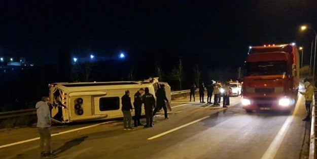 Düğünden dönenleri taşıyan minibüs devrildi: Çok sayıda yaralı
