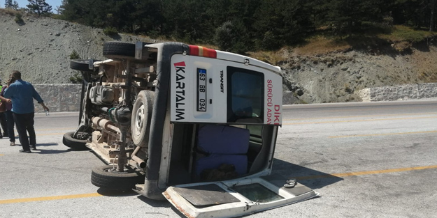 Düğüne gidenleri taşıyan minibüs kaza yaptı!