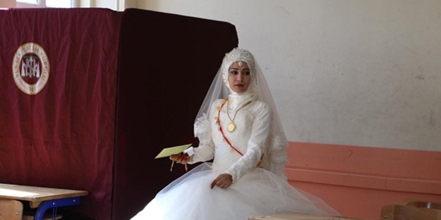 Düğünleri seçim gününe denk geldi