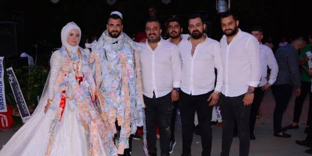 Düğünleri üç kez ertelenen gelin ve damat para yağmuruna tutuldu