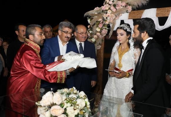 Düğünlerinde doğa için 500 adet fidan dağıttılar 