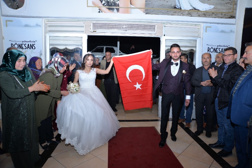 Düğünlerinde İdlib şehitlerini unutmadılar 