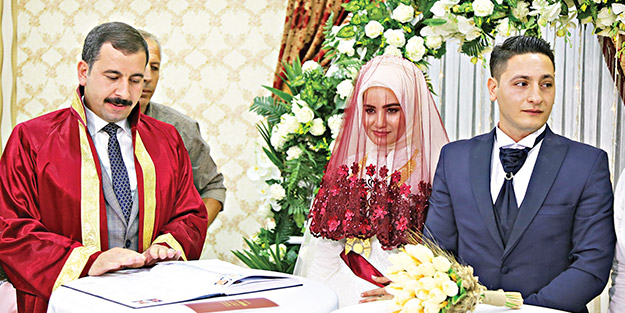 Düğünlerinde takı istemediler yetimleri davet ettiler