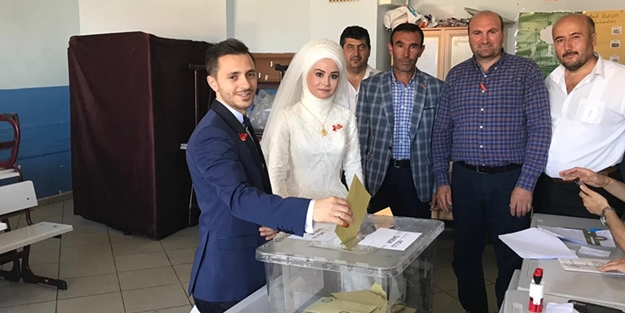Düğünlerini bırakıp oy kullanmaya gittiler