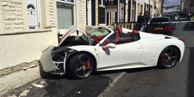 Düğününde kiraladığı milyonluk Ferrari ile kaza yaptı