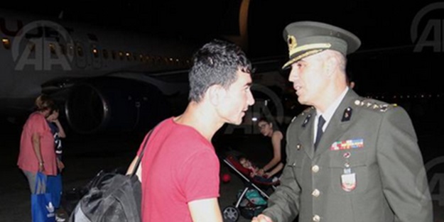 Düğününe yetişemeyen asker, geline kavuştu