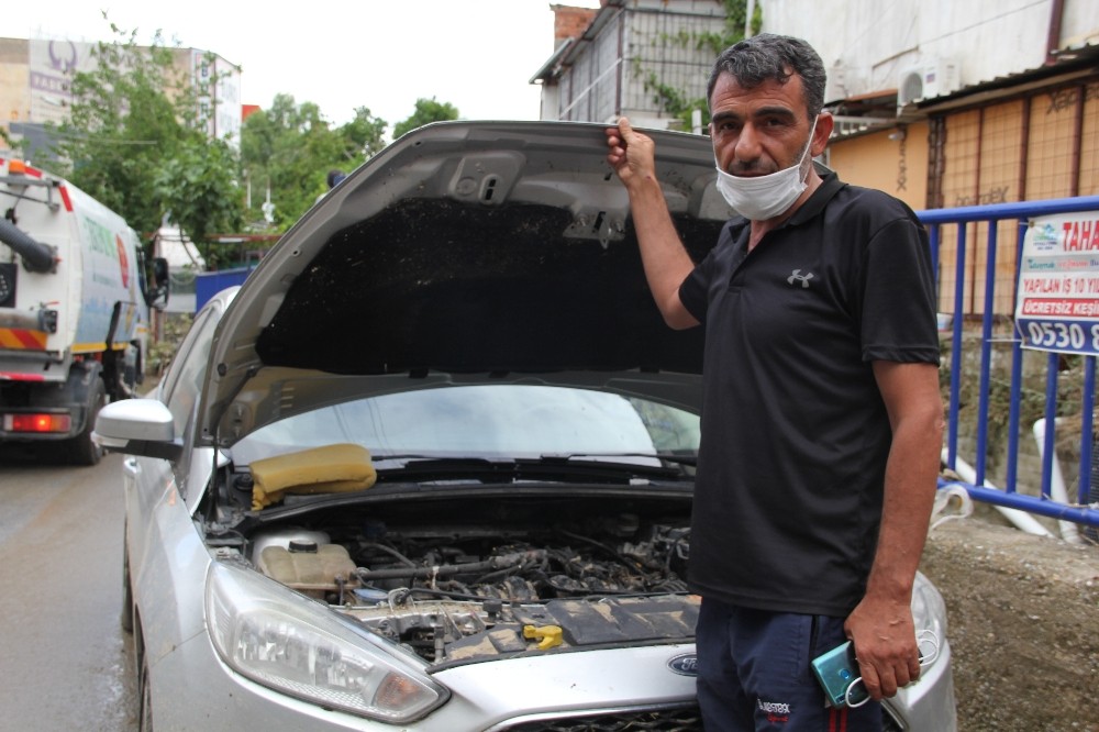 Dükkan ve araçlar sular altında kaldı 