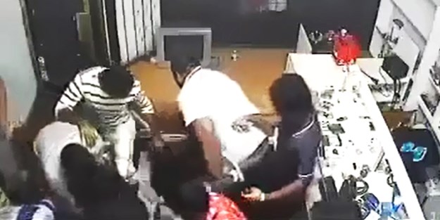 Dükkanı soymaya çalışan hırsız hayatının dayağını yedi