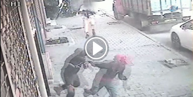 Dükkanına gelen hırsızları silahla kovaladı!