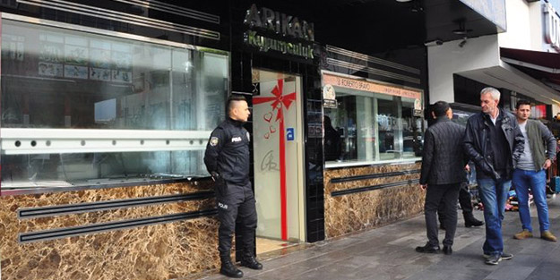 Dükkânına gelen kuyumcu şoke oldu! Tam 18 kilo çaldılar