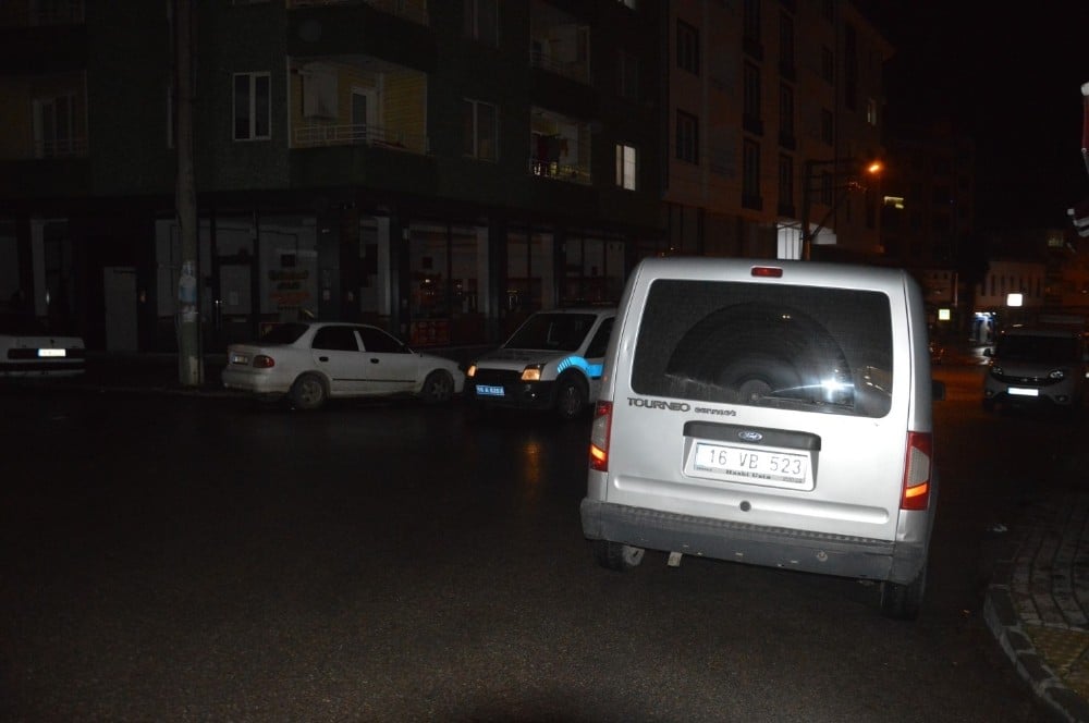 Dükkanının önüne park edilen motosiklete kızdı, ortalığı birbirine kattı 