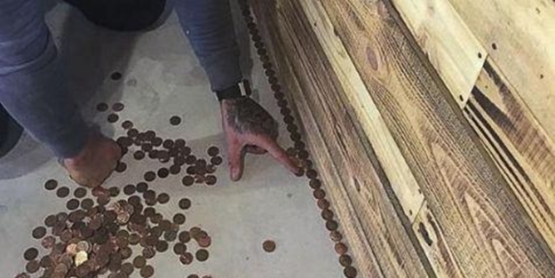 Dükkanının zeminini bozuk paralarla kapladı