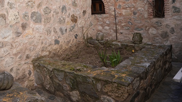 Dükkanlar arasında kaldı! Bu türbenin hikayesi ilgi çekiyor