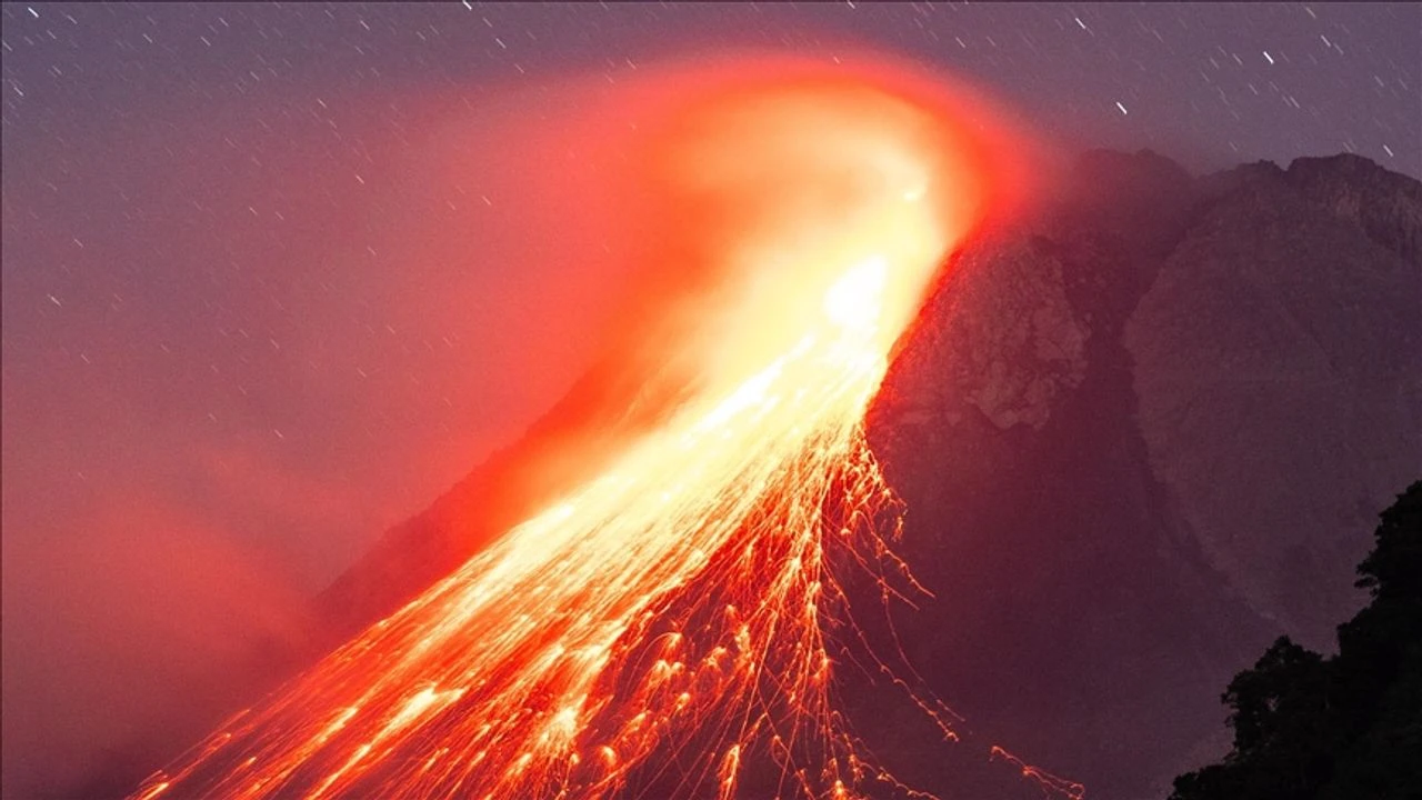 Dukono Yanardağı'nda patlama meydana geldi