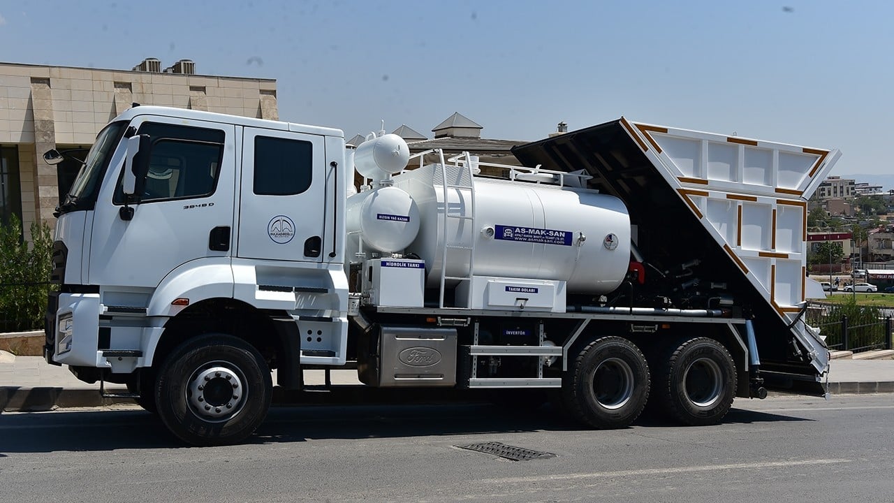 Dulkadiroğlu Belediyesi hizmet filosuna yeni sathi kaplama aracı ekledi